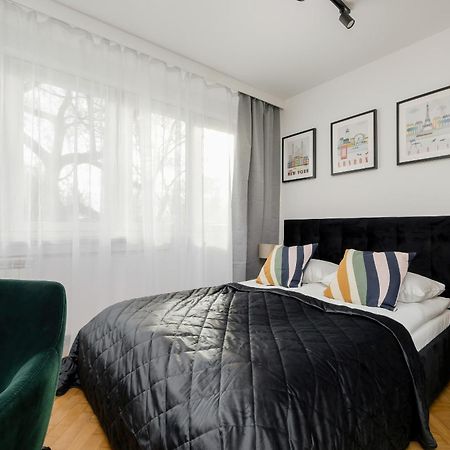 Modern Black & Wooden Apartment Warsaw Near The Airport By Noclegi Renters Buitenkant foto