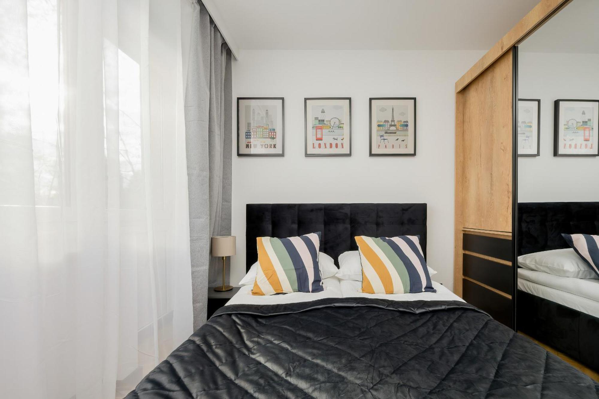 Modern Black & Wooden Apartment Warsaw Near The Airport By Noclegi Renters Buitenkant foto