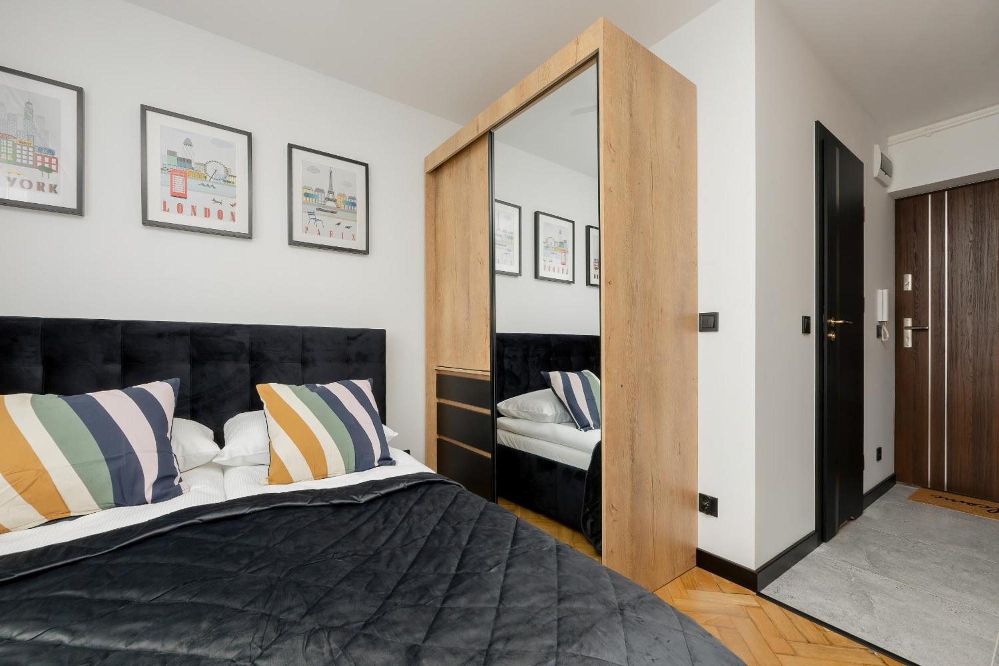 Modern Black & Wooden Apartment Warsaw Near The Airport By Noclegi Renters Buitenkant foto