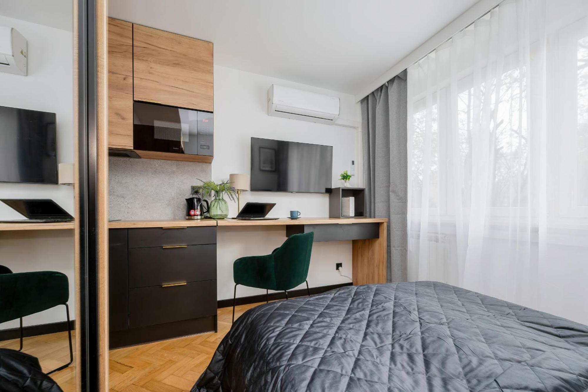 Modern Black & Wooden Apartment Warsaw Near The Airport By Noclegi Renters Buitenkant foto